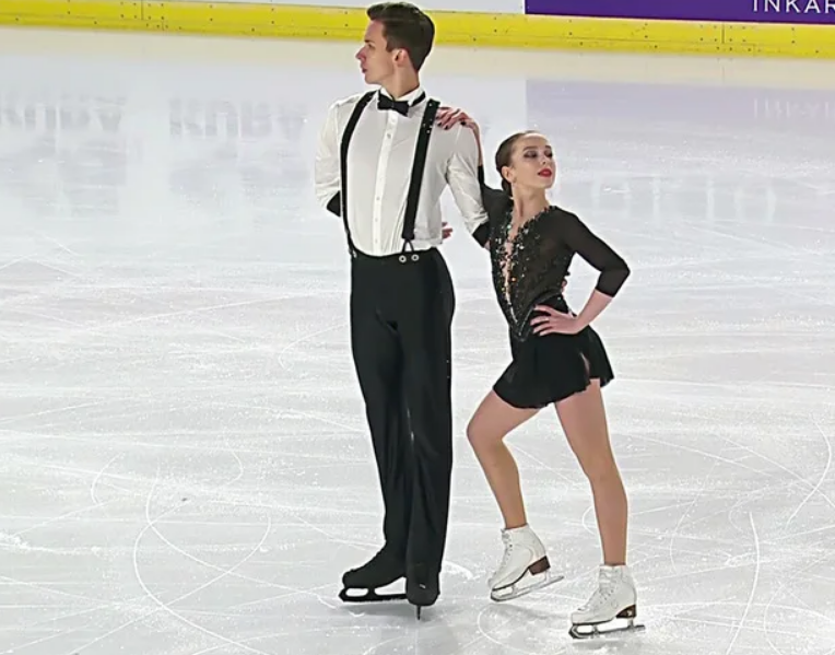 Фигурное катание 1 канал спортивные пары. Юлия Артемьева фигурное катание. Артемьева Назарычев фигурное катание. Михаил Назарычев фигурист. Михаил Назарычев фигурное катание.