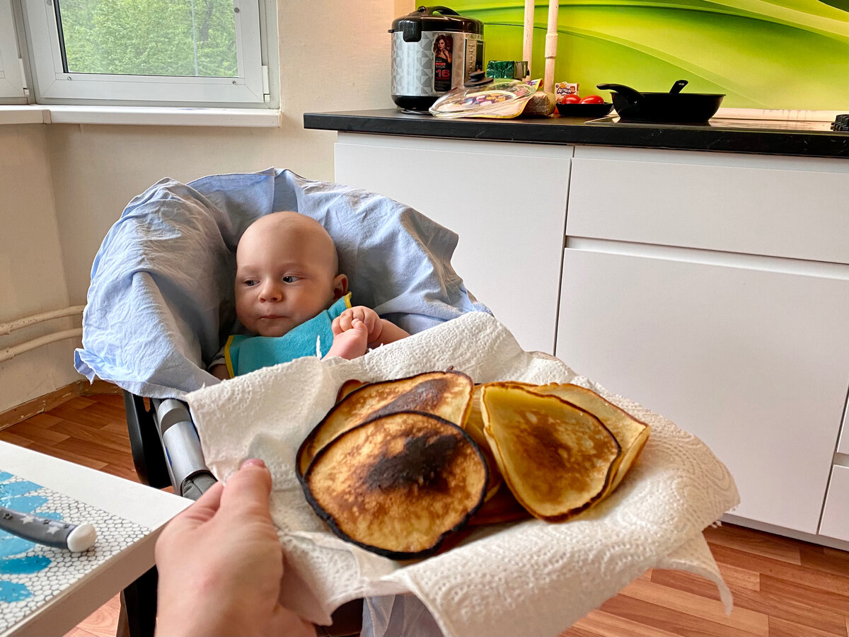 Пара оладий немного передержала на сковородке, но на вкусе это не сказалась. Фоткала для мамы, поэтому не супер кадр :)