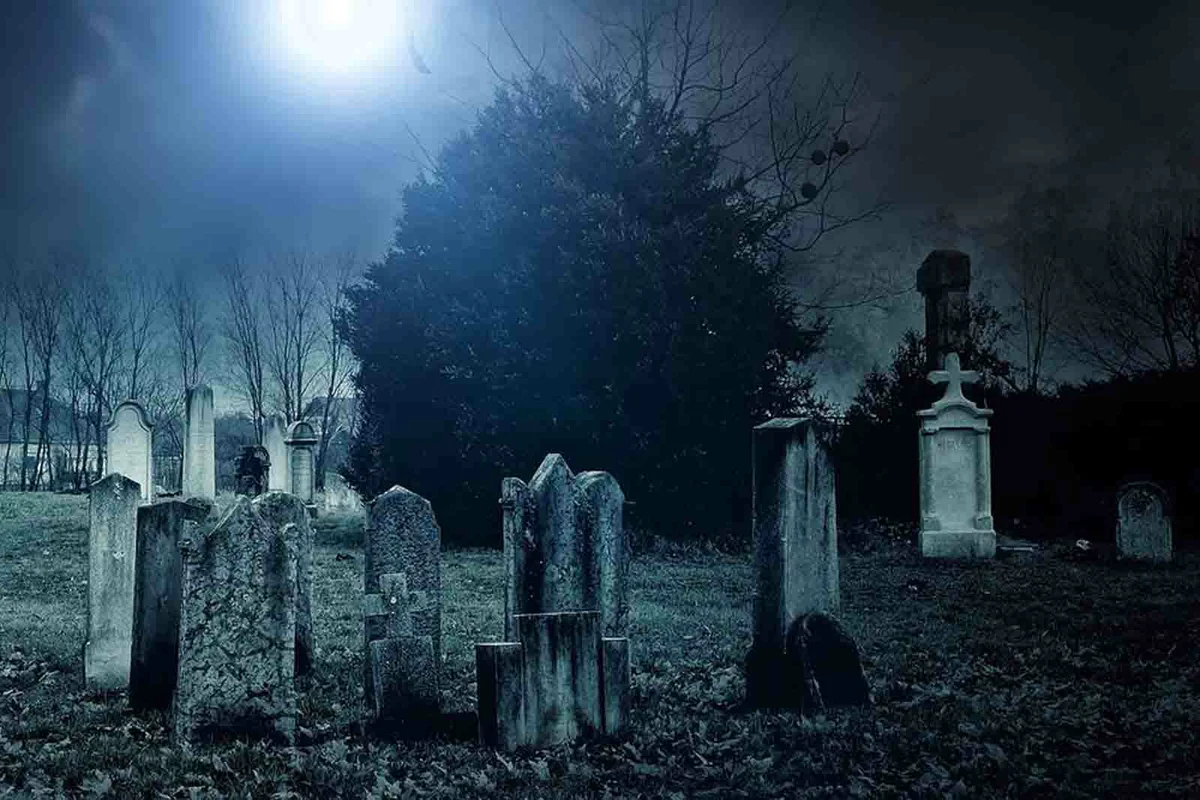 Мрачное кладбище. Ночное кладбище. Кладбище ночью. Кладбище Сумерки.