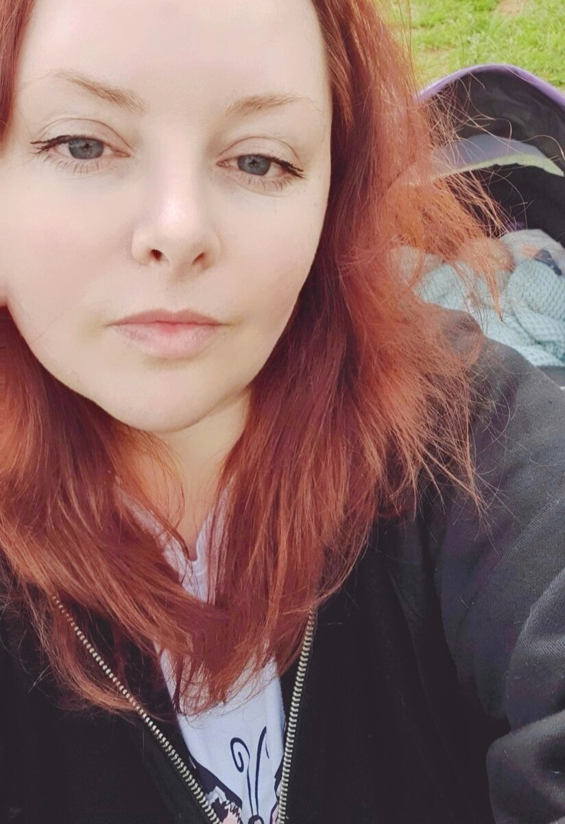 Брови рыжие, как у Милаши. Не могу покрасить уже больше года. Нет ни сил, ни времени. С маникюром таже история. В общем, я за естественную красоту😂