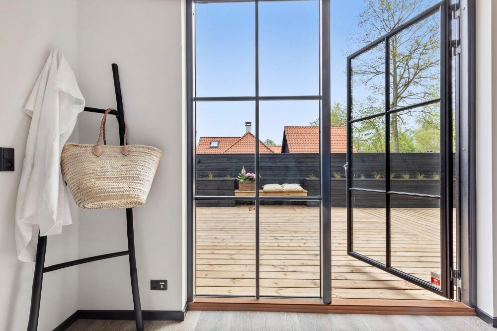 Стильный каркасный дом 128 м²: плоская кровля, большая терраса-столовая ...