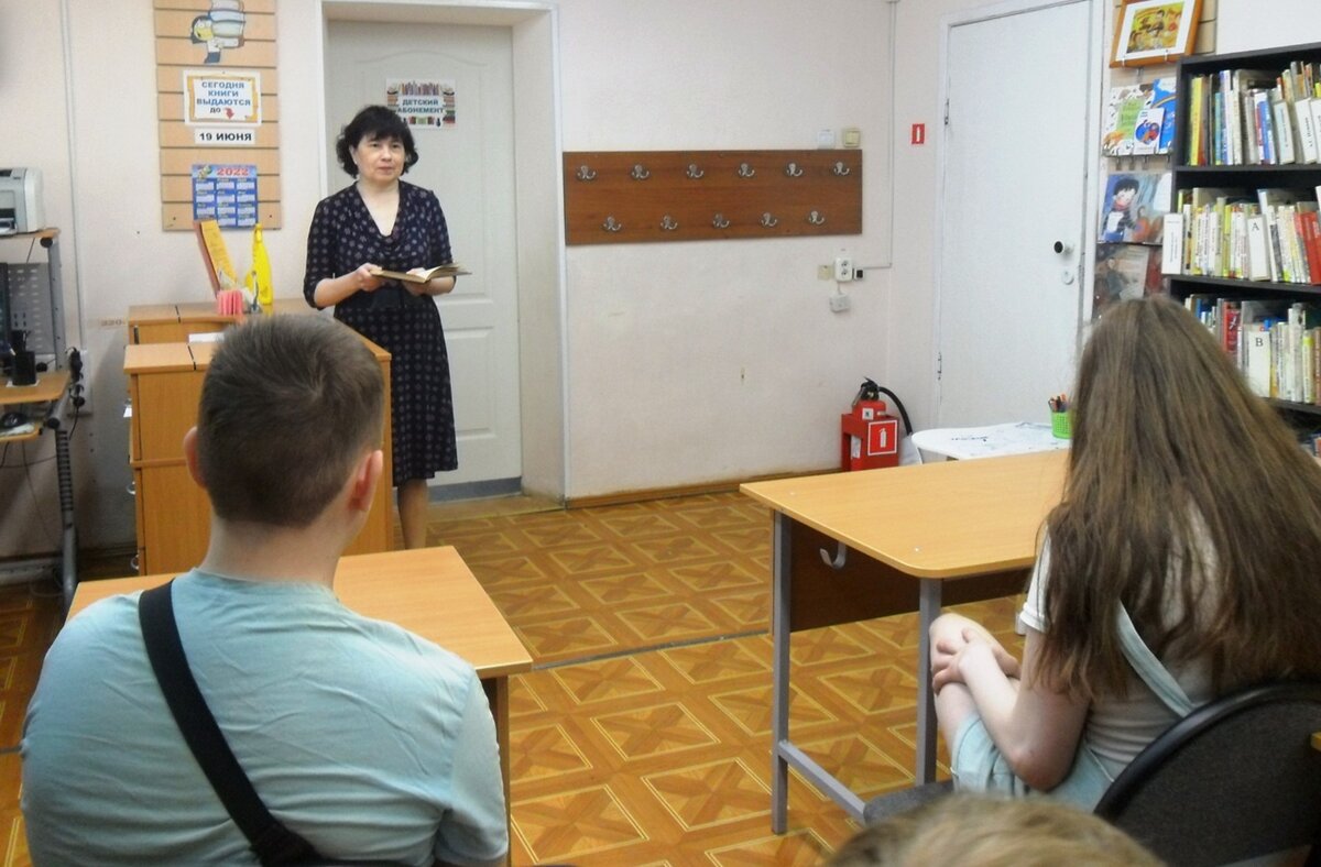 ❗Сегодня, 2 июня , в рамках Регионального дня чтения в детском отделе библиотеки состоялся литературный час "Лев Давыдычев: любимые страницы" для учащихся школы-интерната "Ступени". 
📖 Как и в книге про Лёлишну (где вместо глав - цирковые отделения), встреча с ребятами состояла из трёх отделений.
