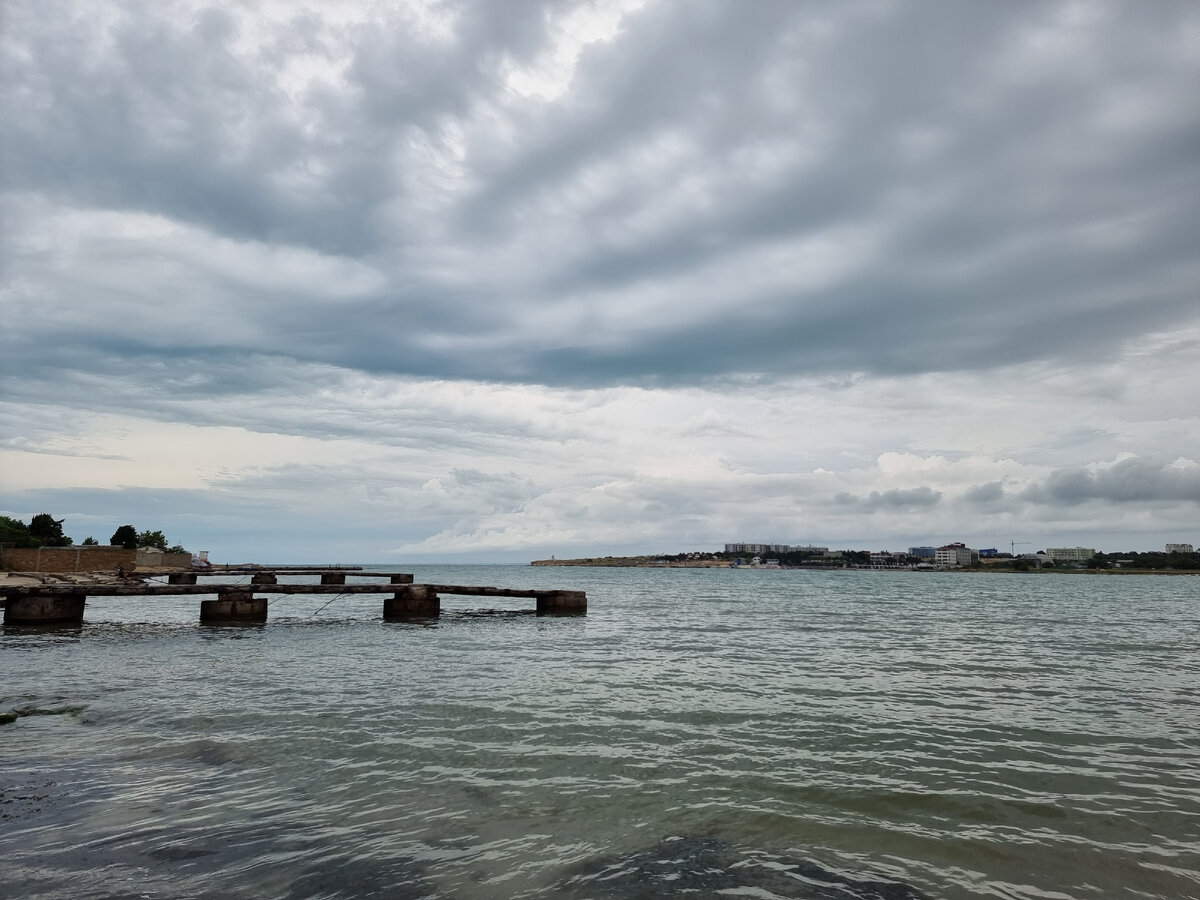 Вода очень мутная, желающих поплавать был только 1 мужчина