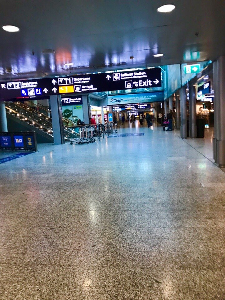   В аэропорту Vantaa есть две возможности добраться до города Helsinki. Если ты располагаешь своим временем и не торопишься, как в моем случае, то наилучшим способом будет автобус, хотя есть вариант с вокзалом, куда можно попасть, спустившись на эскалаторе в самом аэропорту.