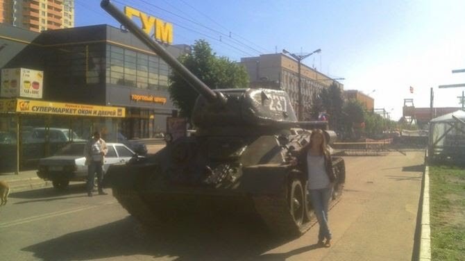 Танк Т- 34-85 снятый с постамента с апреля 2014 года находился около баррикад под зданием СБУ. Луганск 2014 г. Фотографии взяты из открытых источников сети интернет. Авторские права на фотографии принадлежат их авторам. 