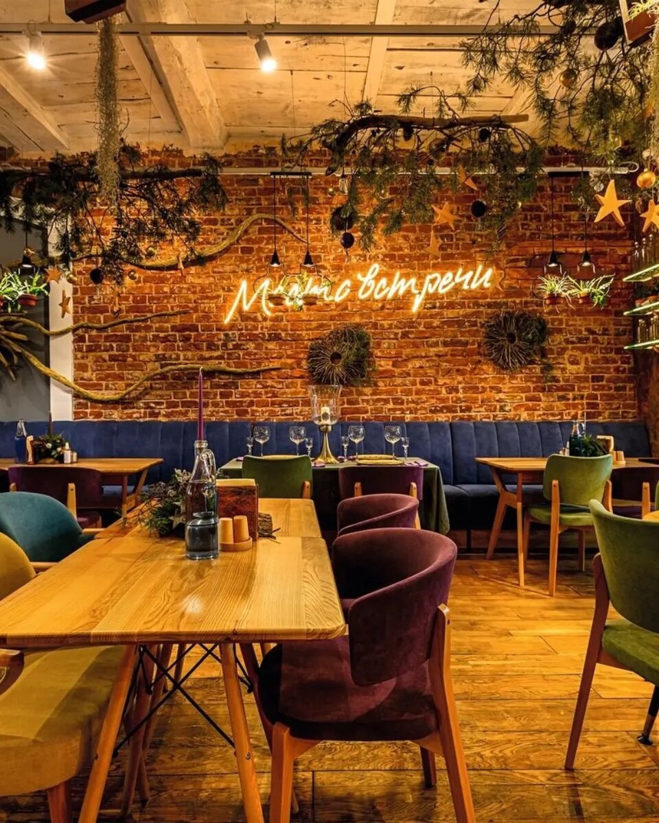 Старинную кладку стен и огромные дубовые балки потолочного перекрытия в помещении решили сохранить и сделать их акцентами дизайна.