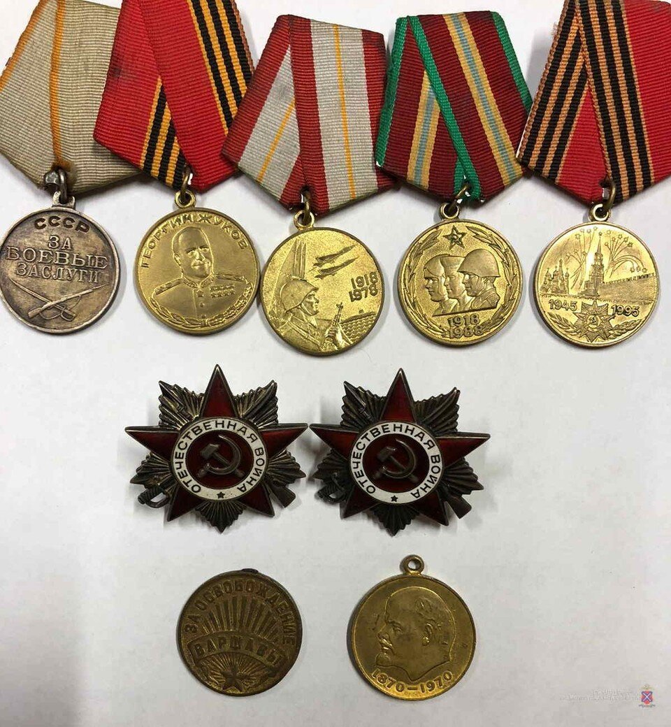     За медали мужчина назначил небольшую цену.  ГУ МВД по Волгоградской области
