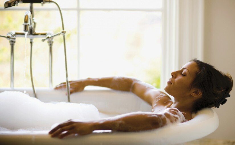 Ванна после массажа. Расслабиться в ванной. Ванна расслабление. Женщина лежит в ванной. Человек в ванне.