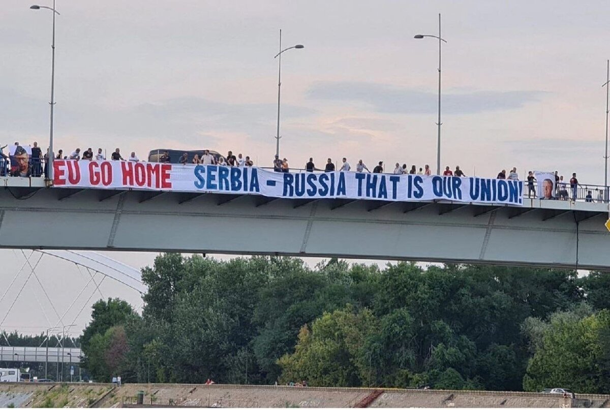 Дословно: Европа иди домой. Сербия-Россия - это наш союз!