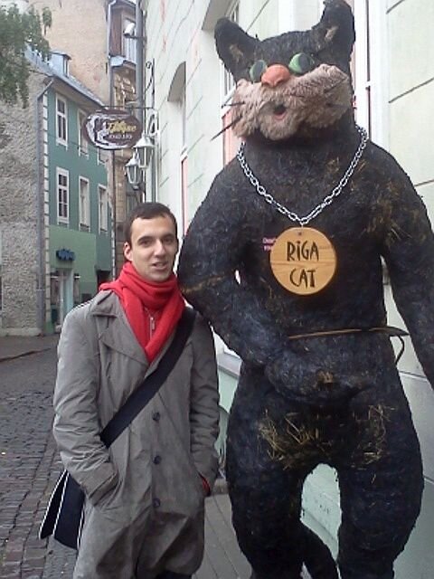 С рижском котом в родном городе. Фото из личного архива Роберта Томме