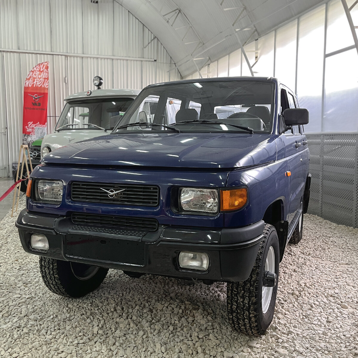 Внешний вид оригинального УАЗ-3160. Капот, к сожалению, до конца не закрылся.