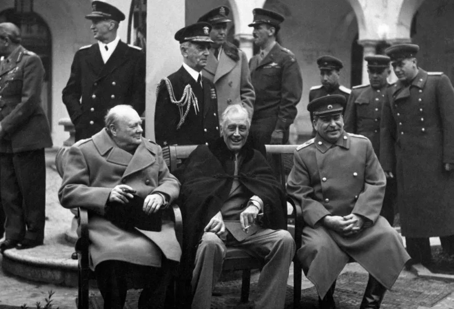 Сэр Уинстон, Теодор Рузвельт-младший и Иосиф Сталин в Ялте перед смертью Рузвельта