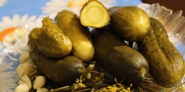 Соленые огурцы при сахарном. Огурчик на тарелке. Соленые огурцы при сахарном. Tuzlamalar. Огурчики при беременности.