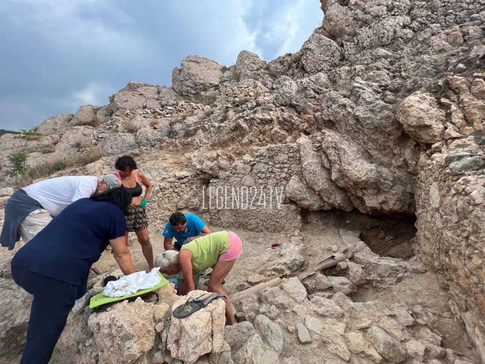     Археологи изучают историческое сооружение. Фото: Херсонес Таврический/Tg