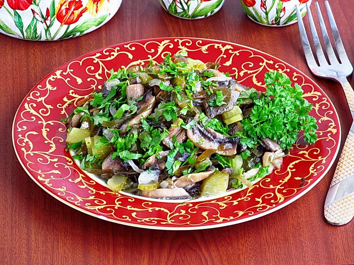 Фото с сайта https://www.google.ru/search?q=салат%20из%20шампиньонов&tbm=isch&hl=ru&tbs=il:cl&sa=X&ved=0CAAQ1vwEahcKEwi4xKWg1uz5AhUAAAAAHQAAAAAQAw&biw=1263&bih=908#imgrc=L1qvbKkAXGd0UM