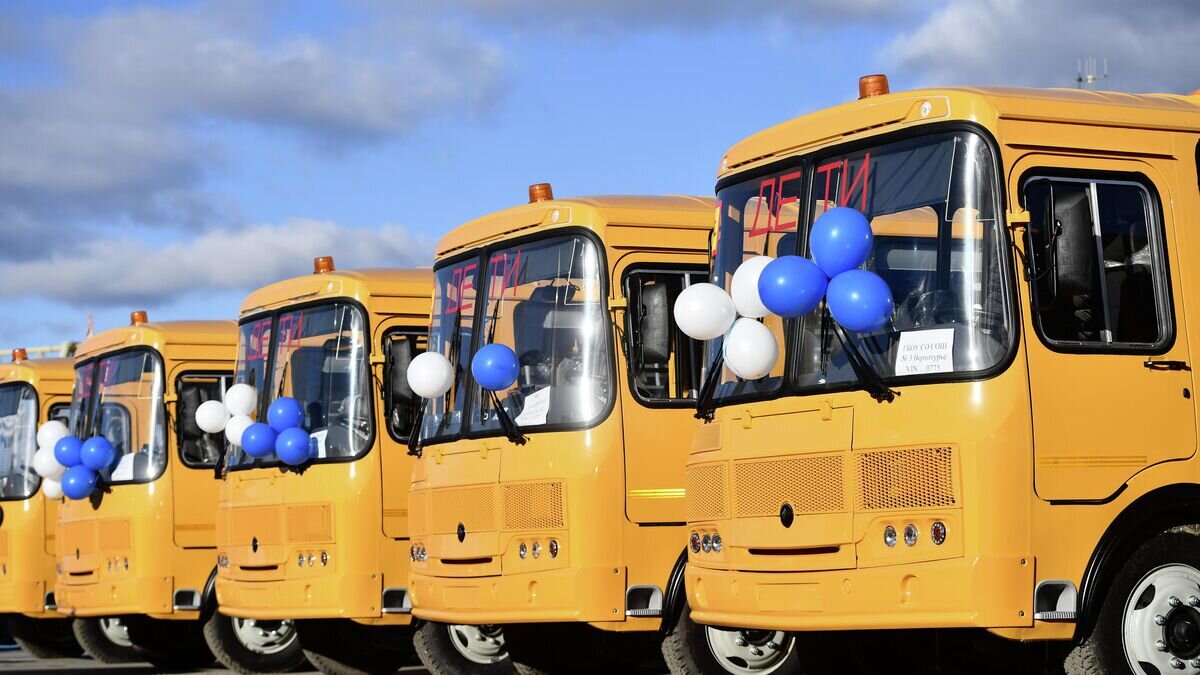    Новые школьные автобусы перед отправкой в муниципалитеты Свердловской области© Павел Лисицын