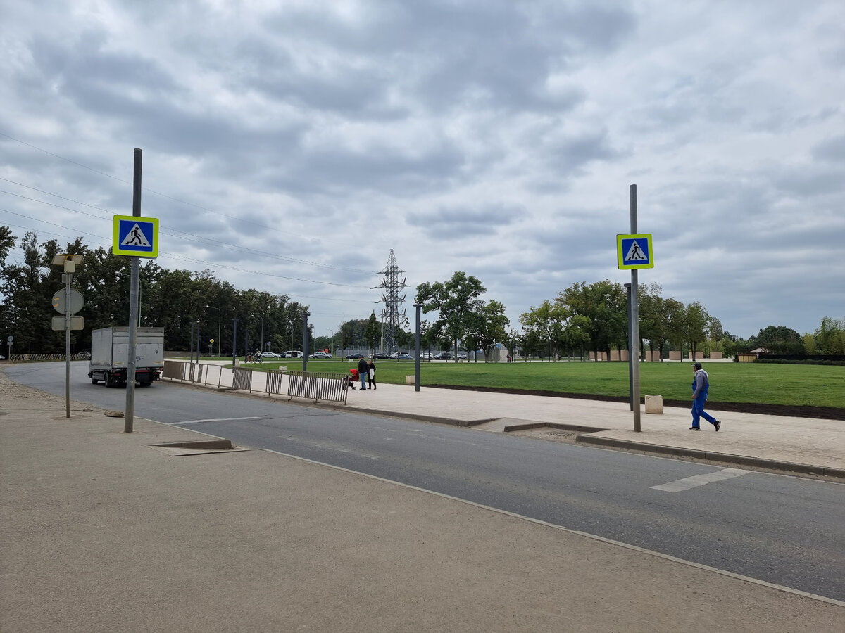 «Зебра» давно исчезла, автомобилисты пропускают пешеходов совсем неохотно