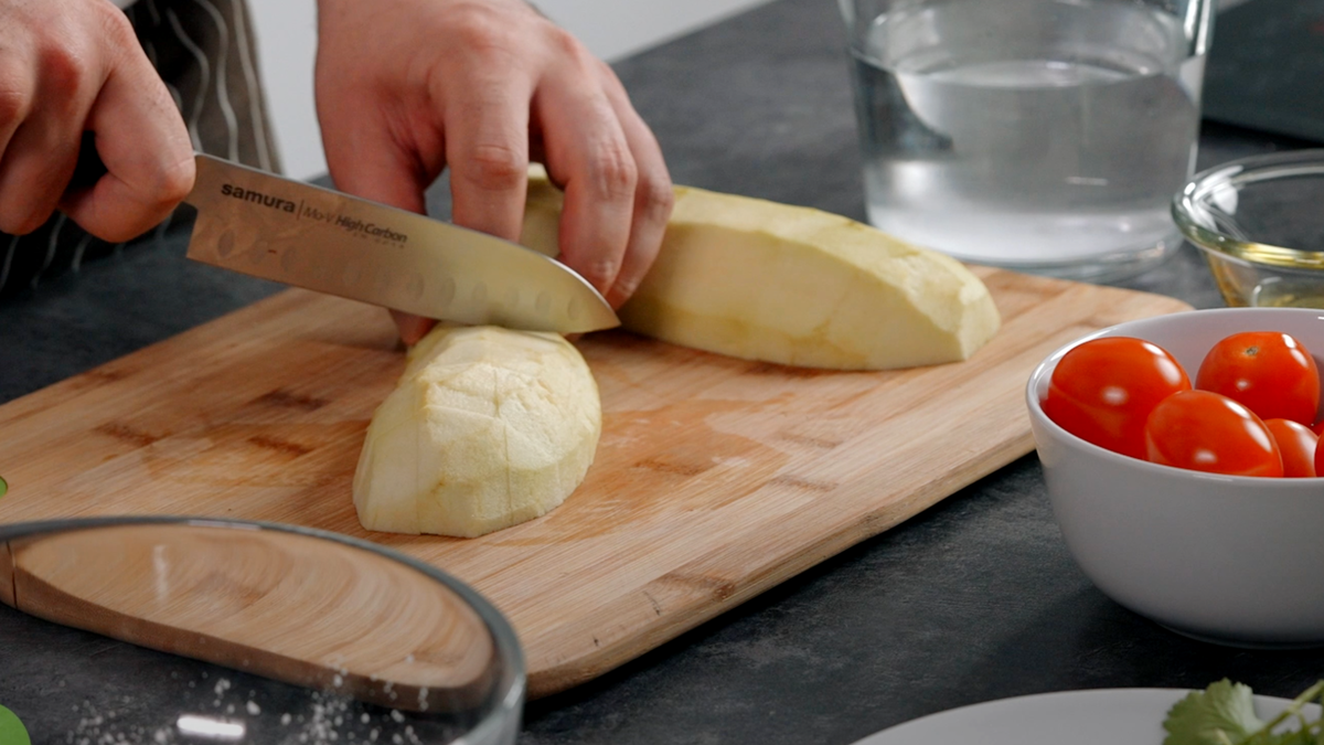 Нарезаем баклажан кубиками