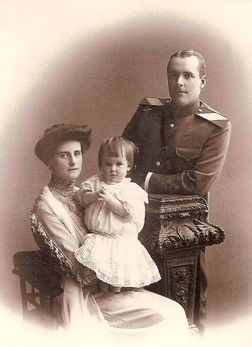 Григорий Григорьевич с женой Верой и дочерью Тасей, 1911 год.