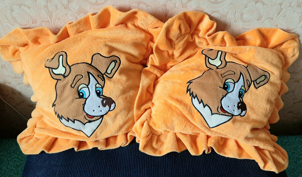 Например, эта пара подушек. Их взяли в обмен на маленькие игрушки 