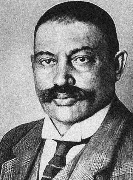 Азеф Евно Фишелевич (1869-1918), руководитель Боевой организации Партии Социалистов-Революционеров и член ЦК (один из основателей Партии). С 1893 года освещал для Департамента полиции деятельность ПСР. В 1908 разоблачён Вл.Льв.Бурцевым. 