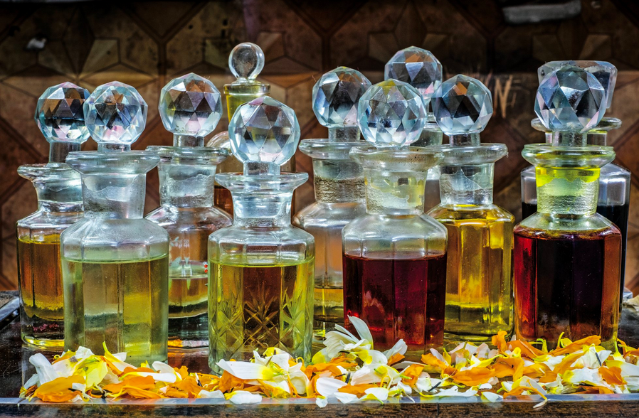 Бутылочки, выставленные на продажу в магазине в Джайпуре, наполнены качественным аттаром из Каннауджа. Каннаудж – город, построенный на пойменных почвах на берегу Ганга. Это идеальное место для выращивания ароматных растений типа жасмина и розы, которые издавна становятся основой знаменитых парфюмов. Фото: Туул и Бруно Моранди