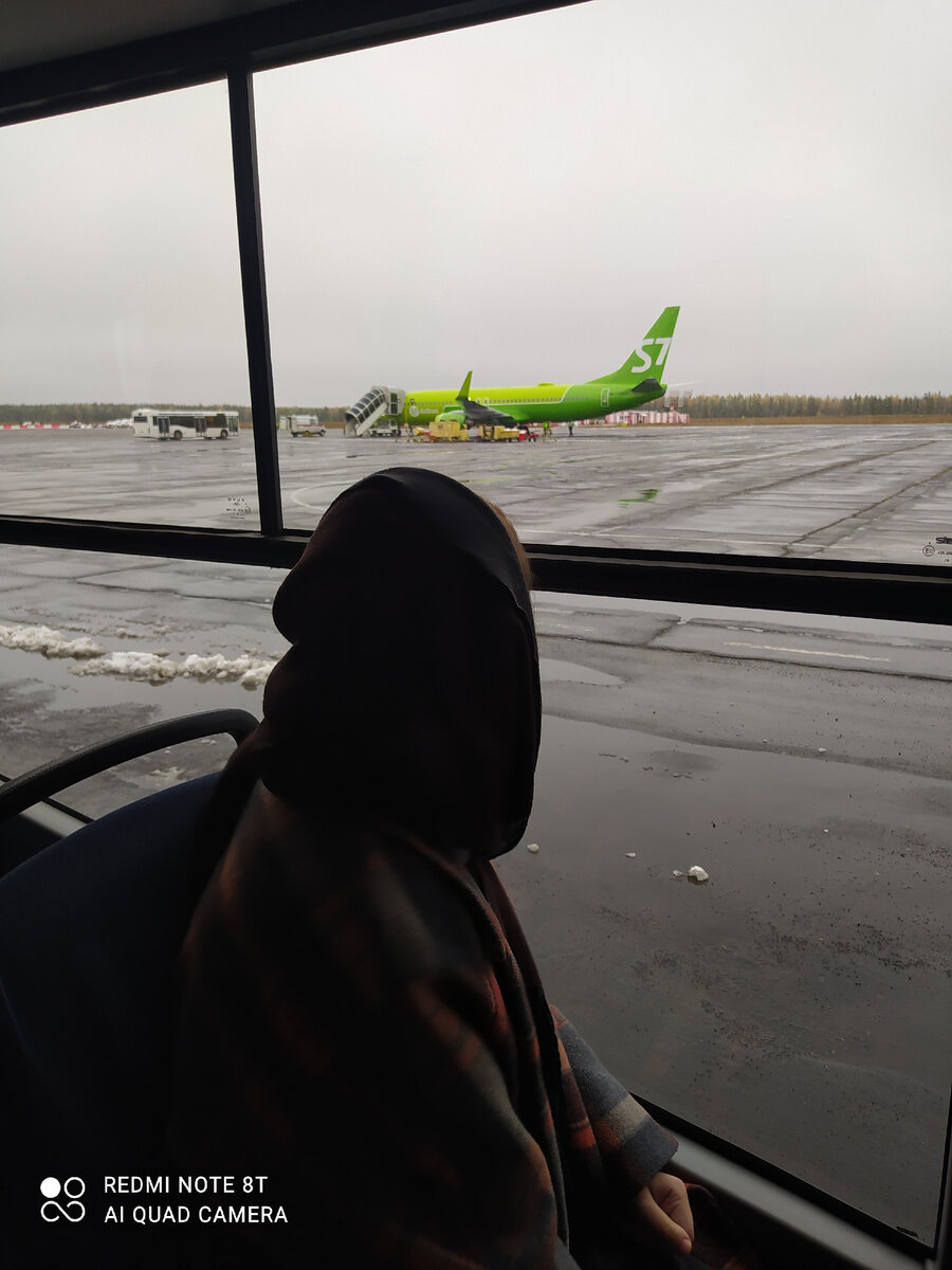 Ариша, измученная ожиданием, смотрит на самолёт с надеждой) 