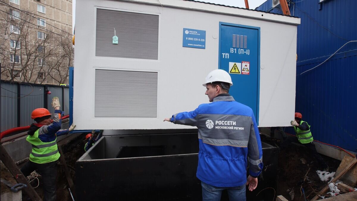    Сотрудники "Россети Московский регион" устанавливают трансформаторную подстанцию© РИА Новости / Виталий Белоусов