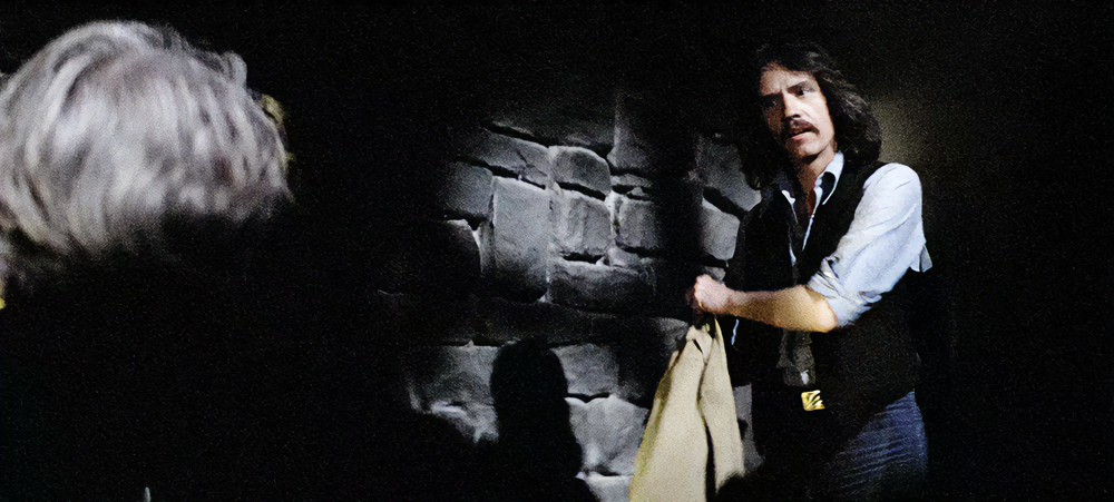 В самом начале мистического фильма ужасов «Туман» (1980) мы видим молодого церковного служку с хорошо узнаваемым лицом. Больше за весь фильм нам его не покажут, но это единственный случай, когда у персонажа Карпентера есть имя — Бенедетт.