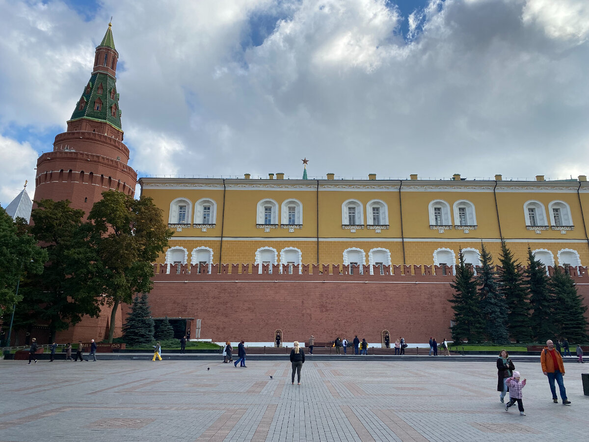 Угловая Арсенальная башня и Могила Неизвестного Солдата перед Кремлевской стеной.