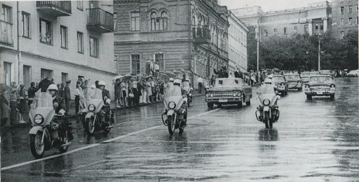 Кортеж Фиделя Кастро в Воронеже. Ул. Степана Разина. 1972 г.