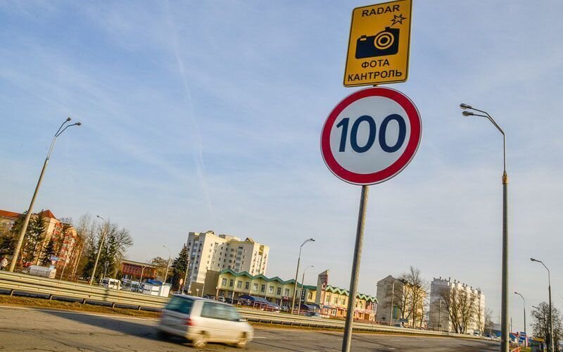 22 сентября вступили в силу основные положения Закона № 134-З, который вносит изменения в Закон «О дорожном движении». Новшества мы разбирали, например, здесь и здесь. Однако это не все корректировки, ожидающие автолюбителей осенью. Что нового будет в следующем месяце?Самое главное — с 27 октября 2022 года вступит в силу Указ № 145 «О совершенствовании организации дорожного движения». Этот документ предусматривает изменения в Правилах дорожного движения. Напомним вкратце о наиболее важных из них.Для электросамокатов, гироскутеров, моноколёс, сегвеев и прочих подобных устройств вводится понятие «средство персональной мобильности» (СПМ). Передвигаться на них необходимо будет по велосипедной дорожке, а при её отсутствии — по тротуару, пешеходной дорожке либо обочине со скоростью не выше 25 км/ч, не создавая препятствий для движения пешеходов.Запретят перевозить других лиц вне специально оборудованных мест для сидения, предусмотренных конструкцией средства персональной мобильности. Пешеходам (так в Законе называют тех, кто перемещается на электросамокатах и т. п.) запрещается передвигаться на СПМ в состоянии алкогольного или наркотического опьянения.Другие требования к СПМ: наличие исправных тормозов и руля, в темноте — включённого фонаря, а на водителе — фликера.Устанавливается возрастное ограничение на использование СПМ — с 14 лет. Но оно не будет действовать в жилых и пешеходных зонах.Велосипедистов обяжут передвигаться вне населённых пунктов в тёмное время суток в одежде со световозвращающими элементами. Исключение — езда по велосипедной дорожке.Требование об оборудовании велосипеда зеркалом заднего вида исключили. Пересекать проезжую часть велосипедист будет обязан по велосипедному переезду или велосипедной дорожке, а при их отсутствии — по пешеходному переходу, на перекрёстке по линии тротуаров или обочин, не создавая препятствий для движения пешеходов. При этом велосипедист будет вправе не спешиваться. При подъезде к переходу нужно заранее снизить скорость до 5 км/ч (скорость пешехода) и убедиться, что выезд безопасен. Движение велосипедистов по проезжей части может осуществляться в зоне с ограничением максимальной скорости не далее 1 м от её правого края в один ряд, а также в ходе тренировки спортсменов в случае сопровождения автомобилем прикрытия. Допускается движение в два ряда, но не более десяти велосипедистов.В условиях снегопада и (или) гололедицы ездить на велосипеде теперь нельзя именно по проезжей части дороги, обочине.Также станет запрещено ездить на велосипедах, мотоциклах и СПМ, не держась обеими руками за руль (исключение — подача сигнала о повороте) или не держа ноги на педалях (подножках). Детей до семи лет в качестве пассажиров можно будет возить, если на них шлем и если установлено специальное сиденье, фиксирующее (предохраняющее) ноги ребёнка.Изменения для мотолюбителей следующие: перевозку пассажиров, находящихся в состоянии алкогольного опьянения, на мотоцикле (кроме бокового прицепа к нему) и мопеде запретят. При этом данные лица по требованию сотрудников ГАИ будут обязаны пройти освидетельствование.С 27 октября разрешат участвовать в дорожном движении (но только по дорогам без асфальтового покрытия) квадроциклам, снегоходам и мотовездеходам. Внесут коррективы в скоростные ограничения. Закрепляется возможность передвижения вне населённых пунктов на автомагистралях и дорогах для автомобилей мотоциклов, легковых автомобилей, грузовых автомобилей массой не более 3,5 т со скоростью не более 120 км/ч (пока что лимит — 110 км/ч), а для автобусов — не выше 100 км/ч. На остальных загородных дорогах, как и сейчас, останется разрешённой скорость не более 90 км/ч (если правилами не предусмотрено другое).Появится новый дорожный знак «Зона с ограничением максимальной скорости движения». Его установят в местах плотной жилой застройки, например в Старом городе в Минске. Ограничение может быть разным: 10 и 30 км/ч в зависимости от ситуации. Во дворах, как и раньше, скорость не должна превышать 20 км/ч.Введут и другие знаки, касающиеся велосипедов, электромобилей, контроля скорости и проч. Все они представлены в тексте документа на с. 17—19.Кроме того, временная разметка будет иметь жёлтый цвет, а не оранжевый. Прочие новые её типы отображены на с. 20—21 Закона.Также водителей обяжут в период с 25 мая по 5 июня и с 25 августа по 5 сентября при нахождении на дорогах в светлое время суток включать ближний свет фар. То есть в ПДД закрепят ежегодно проводимые ГАИ акции, приуроченные к началу и окончанию учебного года.С собой в дорогу автолюбителю нужно будет брать в/у (либо биометрический документ) и свидетельство о регистрации транспортного средства (техпаспорт). Также, если есть знак «Инвалид», документы, подтверждающие правомерность его установки. Водителям можно будет не возить с собой документы о техосмотре. То же касается и страховки, если она заключена в электронном виде.  Отмечено, что водителю запрещается пользоваться во время движения транспортного средства не только аппаратом радио- и телефонной связи, но и иными не предусмотренными конструкцией транспортного средства устройствами, если для этого необходимо держать их в руке либо воздействовать на них рукой.Видеорегистратор перестанет считаться предметом, не предусмотренным конструкцией. Кроме него допускается установка и наличие в верхней части ветрового стекла светозащитной полосы, выполненной в массе стекла; жалюзи или шторок на заднем стекле легкового автомобиля при наличии с обеих сторон наружных зеркал заднего вида.Дополнены требования к огнетушителю. Так, легковые автомобили оснащаются не менее чем одним огнетушителем ёмкостью не менее 1 литра, автобусы, грузовые автомобили — не менее чем одним огнетушителем ёмкостью не менее 2 литров. Огнетушители должны быть опломбированы, и на них должен быть указан срок окончания использования, который на момент проверки не должен быть завершён.С 27 октября уточнят, что преимущество в движении считается предоставленным, если расстояние между транспортом и приближающимся пешеходом составило не меньше двух полос движения (при их наличии). При этом водитель будет обязан предоставить преимущество пешеходам, которые не завершили переход, а также уступить дорогу велосипедистам, завершающим пересечение. Пока же это требование распространяется только на пешеходов.При движении в направлении стрелки, включённой в дополнительной секции одновременно с зелёным сигналом светофора, водитель имеет преимущество перед транспортными средствами, движущимися с других направлений.Кроме того, при въезде на круговой перекрёсток не нужно будет подавать световой сигнал поворота.Таксисты смогут не пристёгиваться ремнями безопасности при движении в населённом пункте только во время перевозки пассажира.Добавится ещё несколько оснований для применения инспектором ГАИ принудительной эвакуации транспортного средства. Помимо случаев, когда за рулём авто бесправник либо нетрезвый водитель, а также когда нарушены правила остановки (стоянки), сотрудники Госавтоинспекции будут вправе принудительно отбуксировать ТС, если оно припарковано на месте для инвалидов (на авто нет знака «Инвалид») либо месте, предназначенном для зарядки электромобилей (которая будет считаться остановкой).К слову, относительно последних предусмотрены и иные новшества. Так, электромобилям разрешат ездить по полосе, которая предназначена для движения общественного транспорта.Стоянка, кроме перечисленных выше случаев, запрещается на проездах во дворах со стороны, прилегающей к жилой застройке, а также ближе 10 м от служебных дверей магазинов, через которые производятся погрузочно-разгрузочные работы, закрытых ворот, в том числе ворот гаражей.Отметим, что со всеми прочими изменениями можно ознакомиться на сайте pdd.by, где старые и новые Правила представлены в сравнительной таблице.