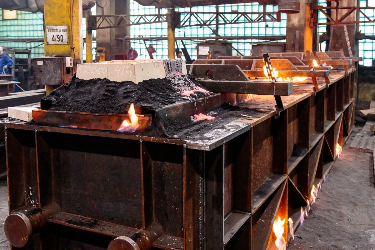 На фото - заливка станины на собственном литейном производстве