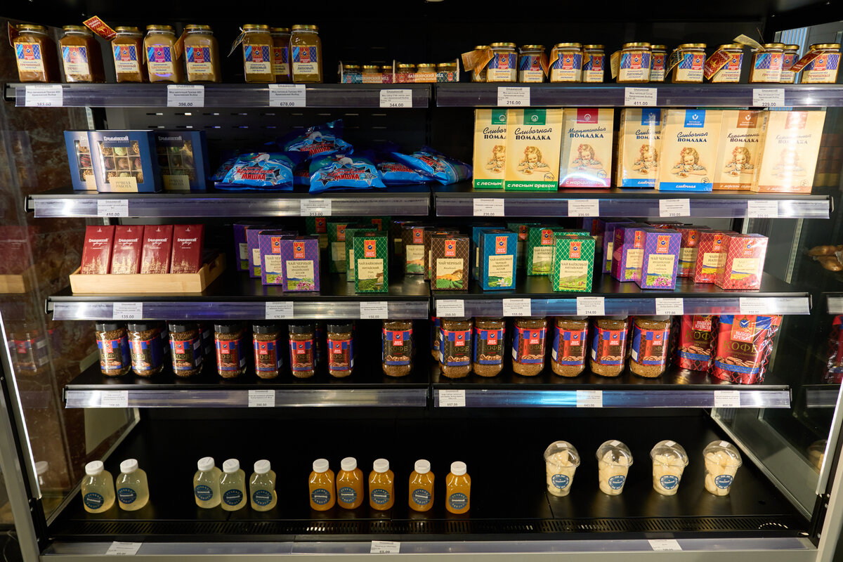 Школьная столовая буфет. Буфет столовая сан марино. Кремлевский буфет. Буфет в стиле эклектика. Театр вахтангова буфет фото.