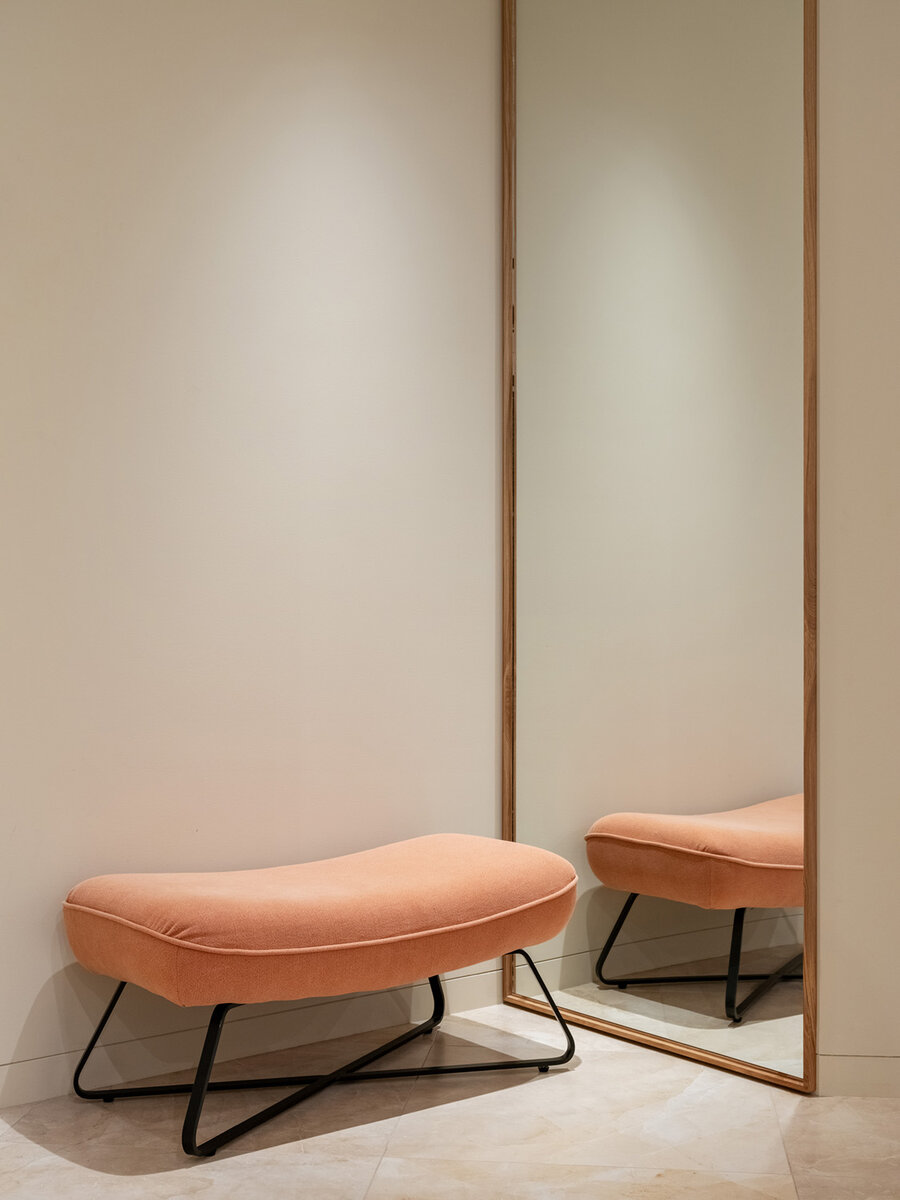 Современный шик и элегантность. Естественные цвета и оригинальный дизайн в квартире нестандартной планировки