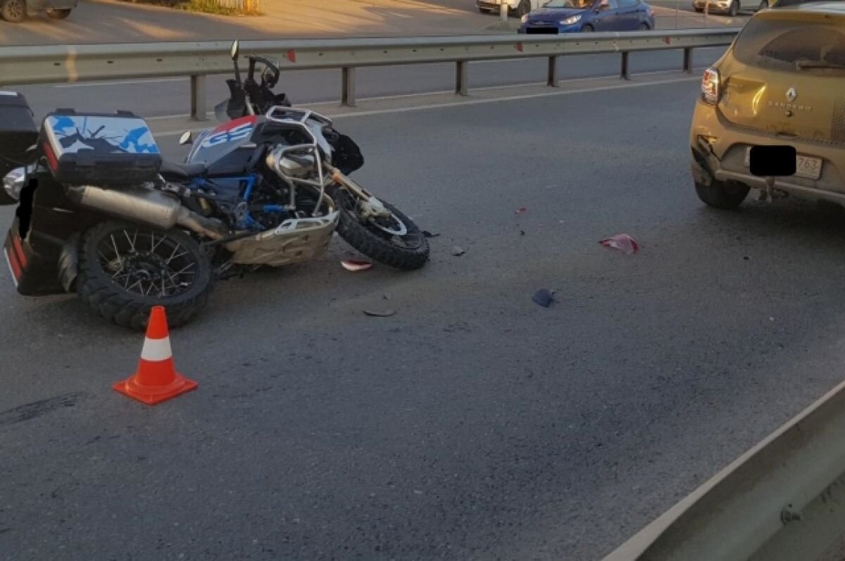    В Самаре госпитализирован мотоциклист, врезавшийся в легковушку