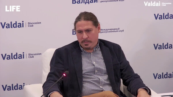 Фрагмент выступления Алексея Гривача на площадке клуба "Валдай". Видео © LIFE