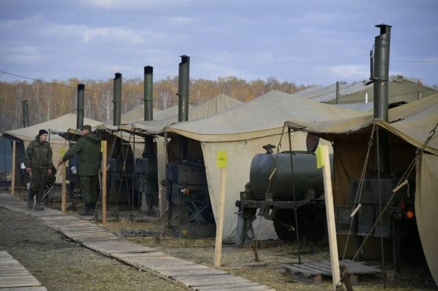    Губернатор пообещал помочь бойцам с обувью и аптечками. Фото: правительство Омской области
