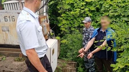     Для продажи партию наркотиков злоумышленники покупали у своего знакомого.