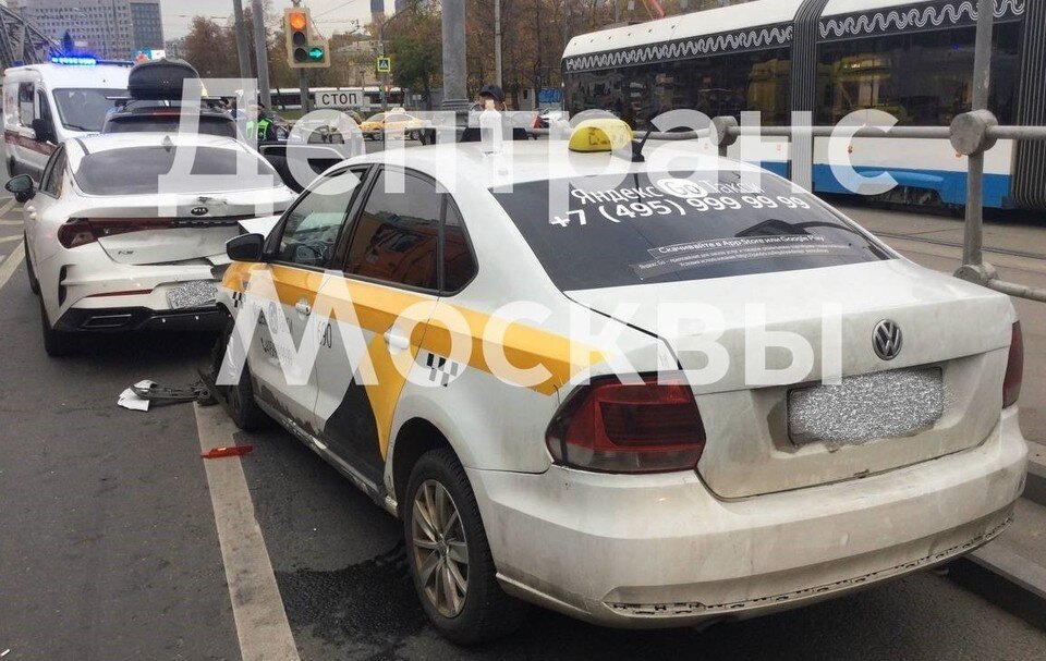     Три легковушки столкнулись на Варшавском шоссе в Москве  Департамент транспорта Москвы