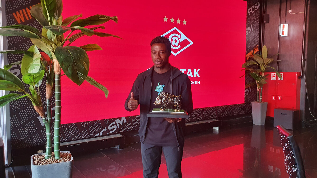 Квинси Промес с наградой от болельщиков. Фото Артема Локалова