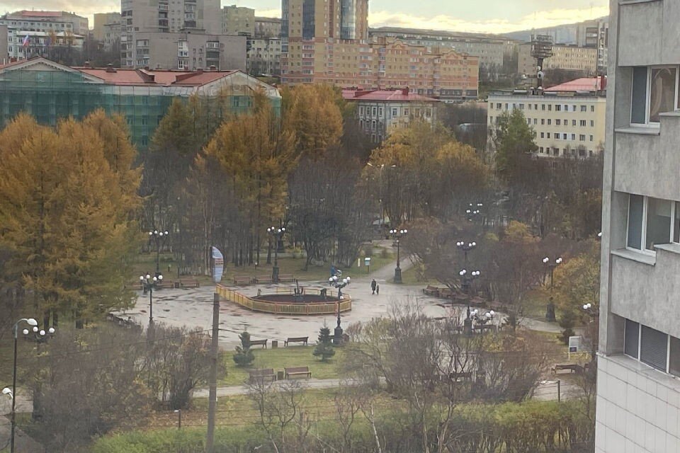     Ушел "в спячку" фонтан у Дворца Культуры имени С.М. Кирова. Мария ПАШЕНКОВА