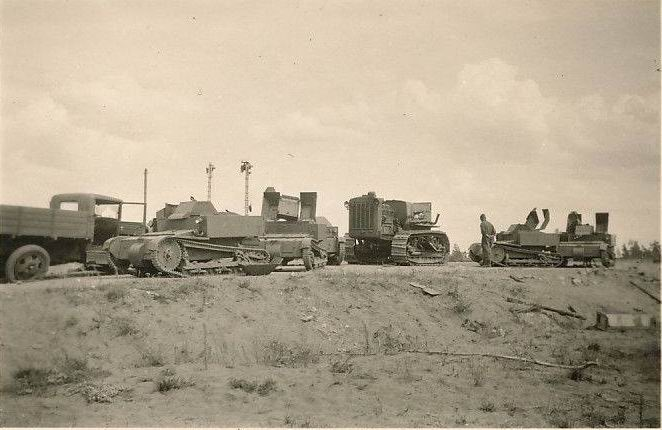 Идрица. Немцы осматривают брошенные советские танкетки Т-27, целых пять штук в одном месте. Плюсом идет трактор "Сталинец" и "полуторка" слева