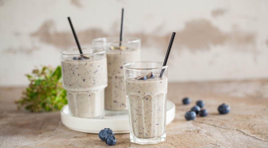 Питательный смузи с авокадо, бананом и семенами чиа, содержащий клетчатку. 