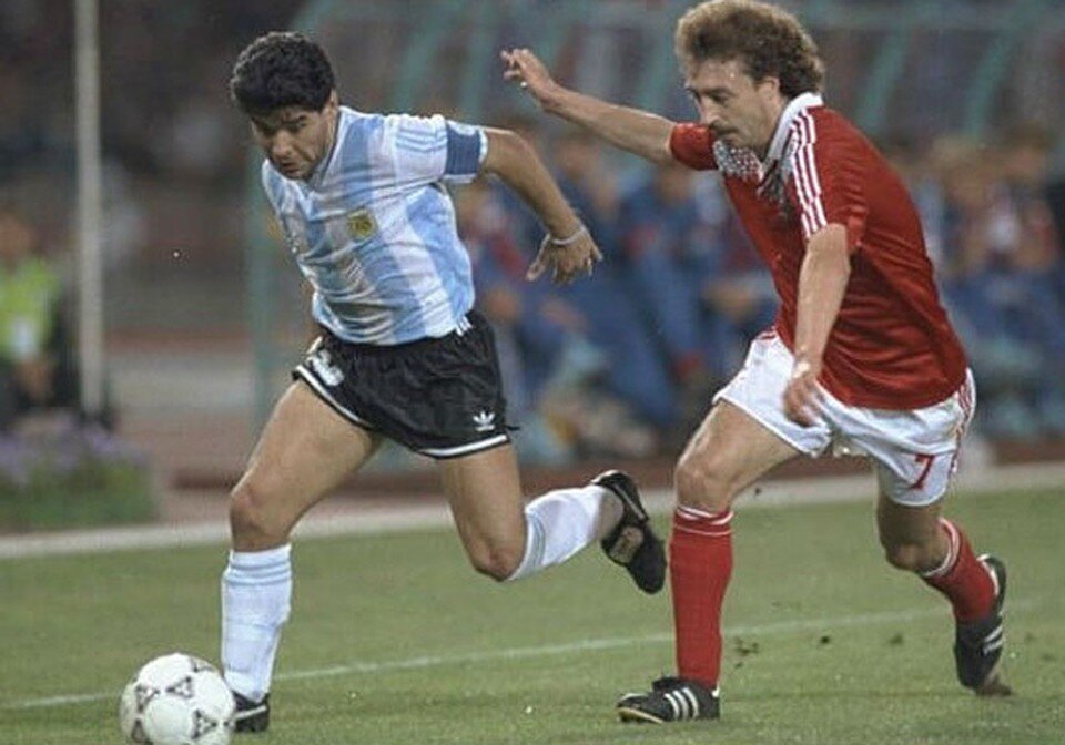     1990 год. Неаполь. Алейников сдерживает прорыв Марадоны. Фото: trud.ru