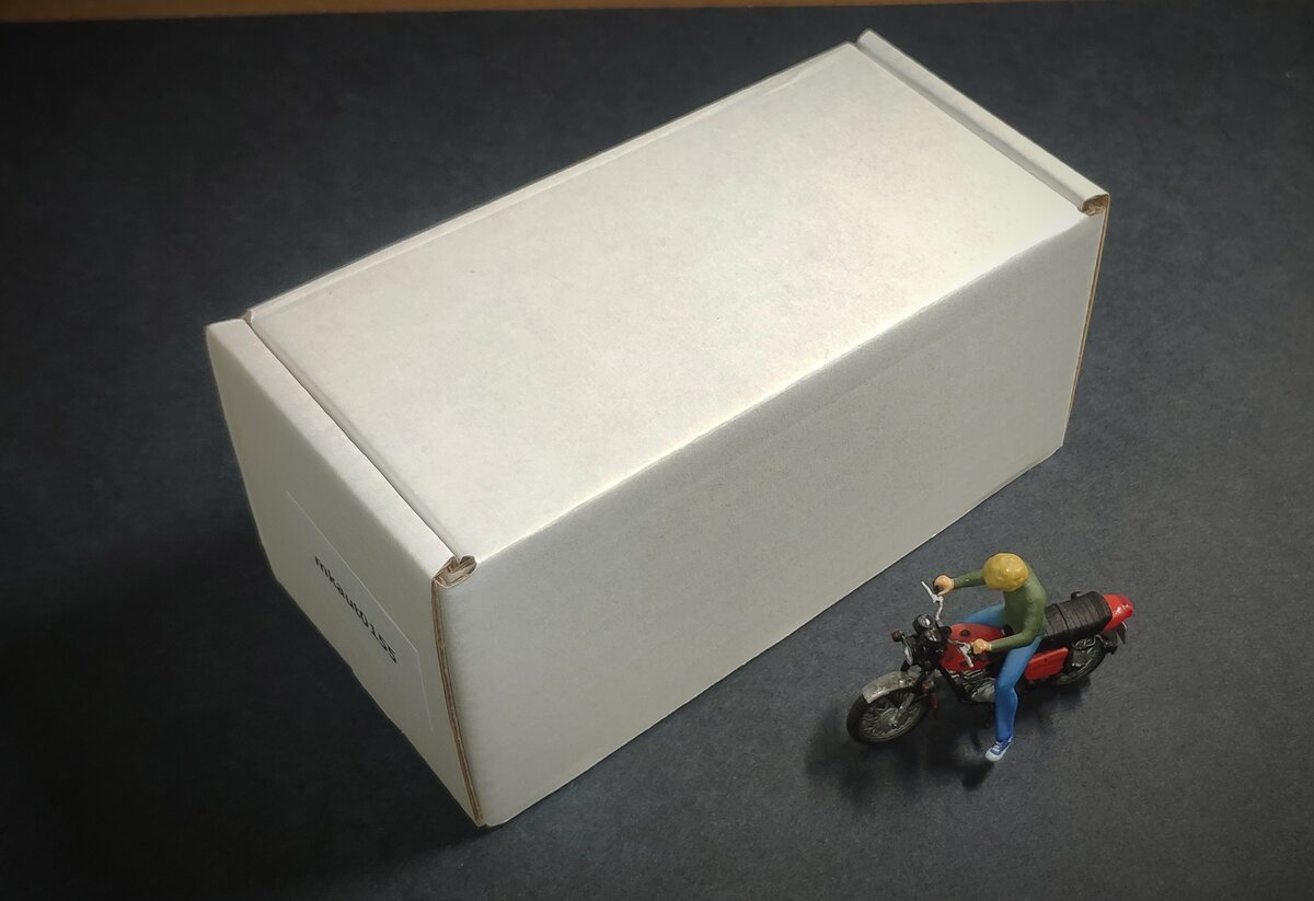 Небольшая коробочка с артикулом набора сбоку