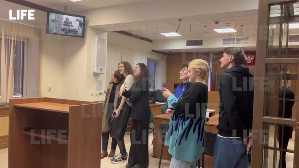 Романовского в зал суда пришли поддержать друзья и коллеги. Видео © LIFE