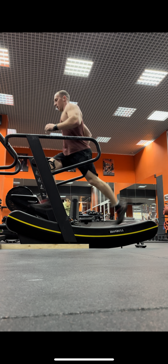 Бег на механической дорожке. 