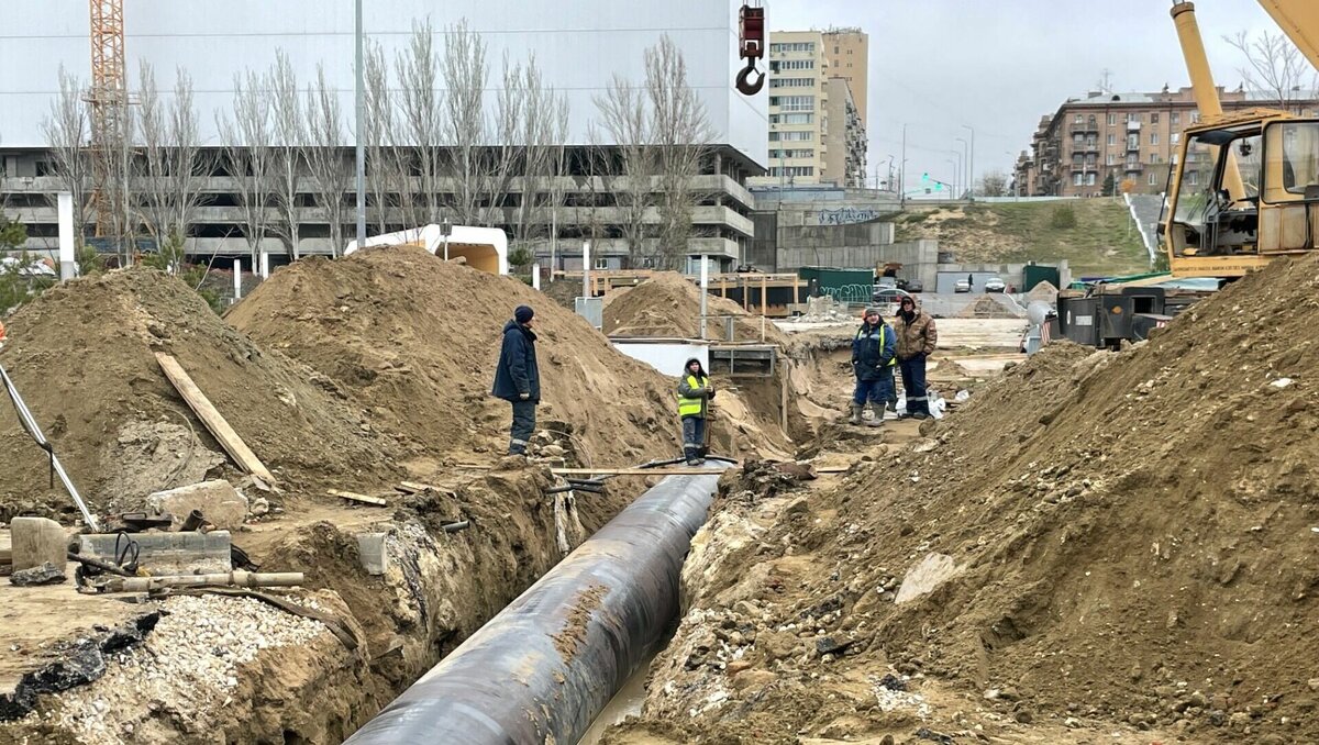     Территорию парка «Раздолье» в пойме реки Царицы в Волгограде перекопали днем 24 ноября. Коммунальщики начали прокладывать поперек него траншею для нового канализационного коллектора.