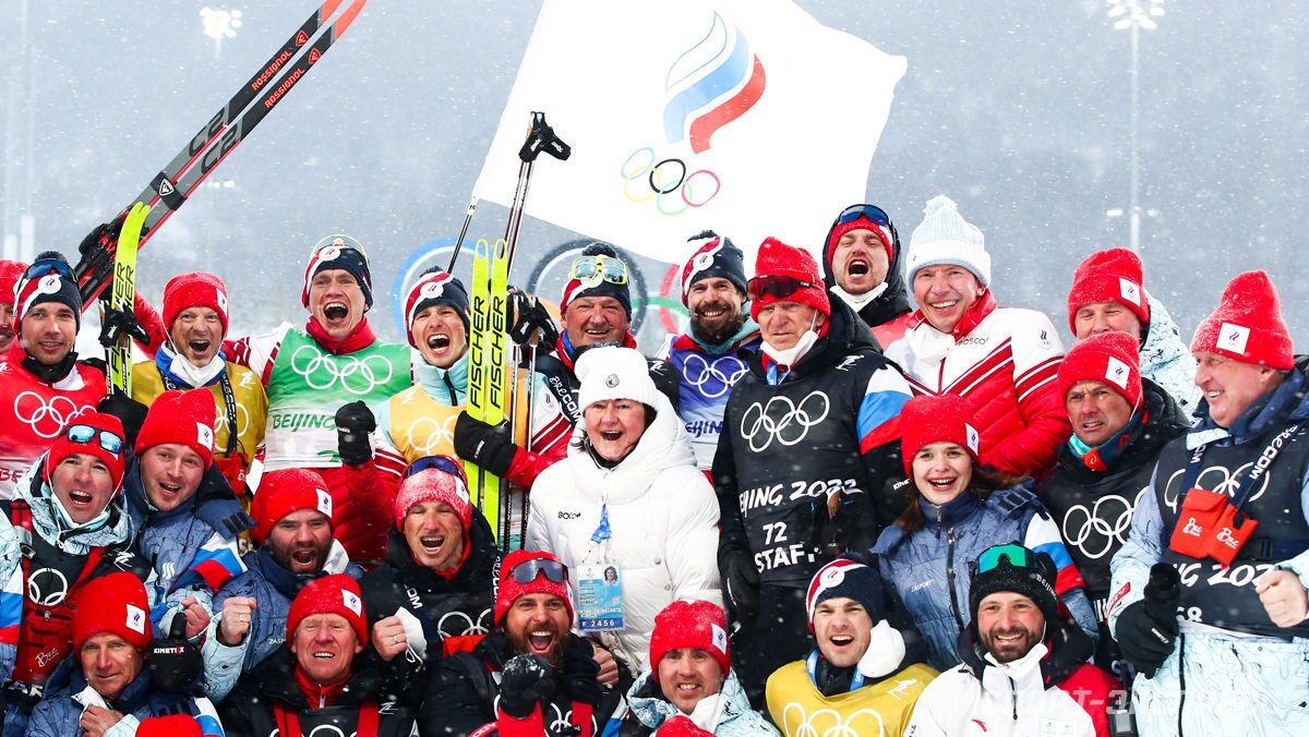 — Вам приходится искать молодых спортсменов в Италии?
— Да, это тоже моя ответственность. Я главный тренер, пытаюсь выстроить систему в тренировочном процессе на будущее. У нас есть два парня из категории до 23 лет, Тикко и Грац, они могут выстрелить в будущем. Но нам нужно больше лыжников! (Смеется.) Я работаю и в этом направлении.
— Вы не раз заявляли о важности возвращения российских спортсменов. Если говорить глобальнее — в Европе же есть кризис лыж. В чем причина, если тезисно?
﻿— В последние годы русские лыжники вернулись в топ. Большунов, Устюгов, Спицов — все они могут выигрывать. Девушки тоже сильны — Непряева, Ступак, другие. Вы видели соревнования в Лиллехаммере — восемь норвежцев в десятке. Это не очень хорошо для спорта, для зрителей. Когда одни норвежцы впереди, это неинтересно, люди просто выключают телевизор. Нам нужно разнообразие наций, а не один гегемон. У меня большое уважение к норвежцам и их результатам, но это плохо для спорта. Это одна из причин, почему нам нужно возвращение русских, но хочется видеть и другие сборные наверху, а лучше на подиуме. Согласитесь, наблюдать три разные команды на пьедестале интереснее, чем одну.
— Получается, это вы убили европейские лыжи, Маркус, перейдя в сборную России. Европе было бы лучше, если бы вы поднимали другие команды.
— Может быть, надеюсь, что так. (Смеется.) Но, конечно, дело не только во мне. В Европе много хороших тренеров и спортсменов. Но нам нужны русские. Все понимают политическую ситуацию, но при этом, как мне кажется, все надеются, что скоро мы увидим ваших спортсменов снова на Кубке и чемпионате мира. Нам нужны они для продвижения нашего спорта.
— Если не брать Норвегию и Россию — что может быть сделано для спасения европейских и вообще мировых лыж? У вас есть какой-то план для FIS?
— Во-первых, FIS хорошо бы посмотреть на биатлон, где федерация поддерживает малые нации деньгами, тренерами, инвентарем, чтобы они росли. Нам нужно то же самое — чтобы в соревнованиях участвовало не 10−12 стран, а хотя бы 20. Лыжи — спорт для всех. FIS может и даже должна делать больше в этом направлении.
Во-вторых, вы наверняка слышали о дискуссии про квоты на этапах Кубка мира. Извините, мы не должны постоянно смотреть на биатлон, но хорошо, чтобы максимальная квота составляла шесть человек, как у них. У нас в Италии проблема с тем, чтобы привезти пять конкурентоспособных лыжников. А Норвегия, как и Россия, имеет обойму из 20 спортсменов. Если квоту снизят, то стоит организовать некий FIS Cup, турнир для вторых сборных, который тоже есть в биатлоне. Лыжам нужна вторая лига, чтобы молодые лыжники развивались.
— Вы же слышали, что вам ответили Клебо и норвежцы. Мол, когда итальянцы выигрывают, хорошо быть итальянцем, но об этом никто не говорит.
— Конечно, мне понравилась гонка в Валь-ди-Фьемме, когда Моччелини взял бронзу. Люди на трассе так его поддерживали! Но это лишний раз доказывает, что нам нужны разные сборные. Германия, Чехия, Польша, Швейцария, Австрия. Да много хороших стран, и они должны получать больше поддержки от FIS.